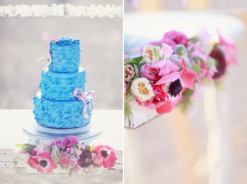 Фото Цветочный декор и декоративный свадебный торт ярко голубого цвета