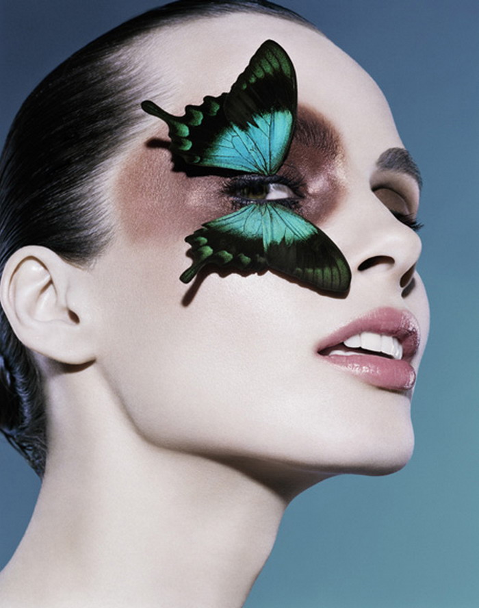 Фото Крылья бабочки прикреплены к векам девушки