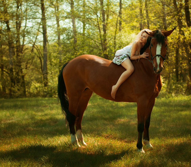 Красивые и очаровательные девушки голышом на лошадях