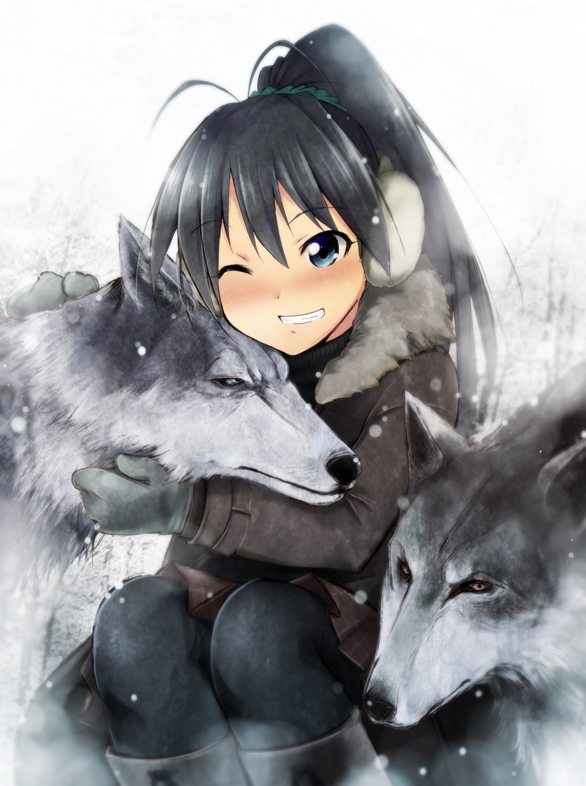 Фото Радостная девушка обнимает волка