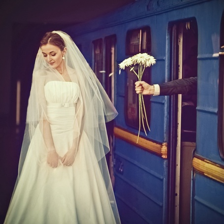 Фото Рука мужчины которая видна из вагона метро, дарит невесте белые цветы (автор агентство 'Семейный бизнес'/ by аgency 'Family Business')