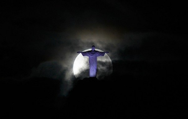 Фото Статуя Иисуса Христа на фоне полной луны в Рио-де-Жанейро / Rio de Janeiro, Brazil / Бразилия