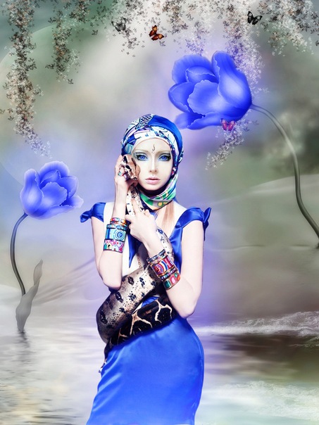 Фото Валерия Лукьянова у реки и две синие розы со змеей на руке