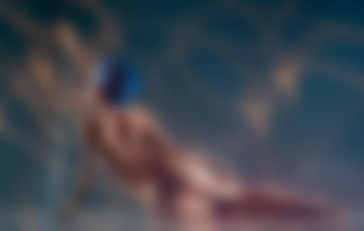 Фото Обнаженная модель Julia Anomalya / Юлия Аномалия сидит в синей ткани на голове, опираясь на пол рукой, фотограф Vladislav Petrovskiy / Владислав Петровский