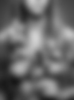 Фото Модель Юлия Иващенко / Yuliya Ivashenko стоит с обнаженной грудью прикрытой немного волосами и веткой с листьями, фотограф Vladislav Petrovskiy / Владислав Петровский