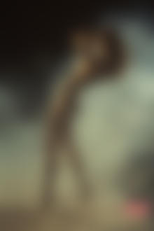Фото Обнаженная девушка в золотистых каплях (BLACK photostudio photographer LELYAK www.leyak.ru)