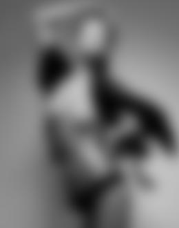 Фото Полуобнаженная девушка позирует в расстегнутой ковточке