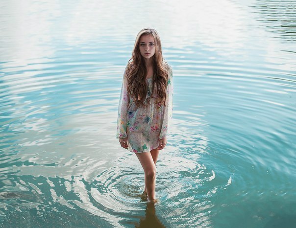 Фото Девушка по щиколотку стоит в воде, фотограф Александра Шульгович / Alexandra Shulgovich