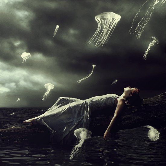 Фото Девушка лежит на стволе дерева и из моря вылетают медузы, сюрреализм от человека под ником Xetobyte