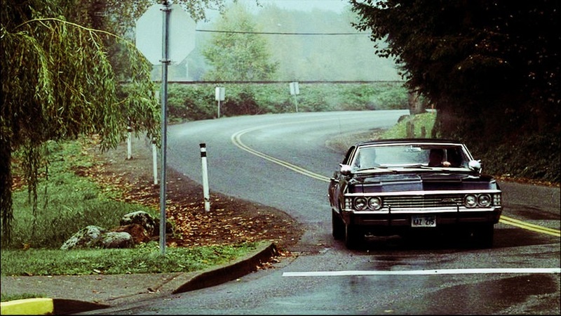 Фото Сэм / Sam и Дин / Dean едут по дороге на Шевроле Импала / Chevrolet Impala 1967 года, кадр из телесериала  'Сверхъестественное' / 'Supernatural'