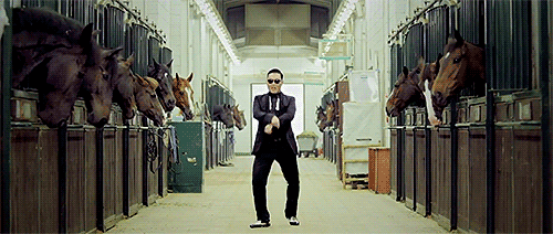 Фото Psy танцует в канюшне,  песня Gangnam Style