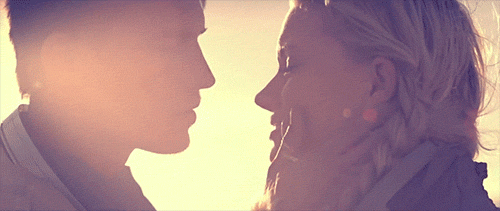 Фото Мужчина и девушка целуются на фоне неба и солнца, рингтон Simple Plan - Astronaut