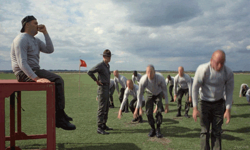 Фото Мужчины занимаются на открытом поле из фильма 'Цельнометаллическая оболочка' / 'Full Metal Jacket'