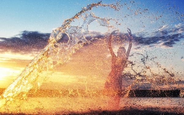 Фото Силует девушки в брызгах воды, фотограф Арсений Семенов