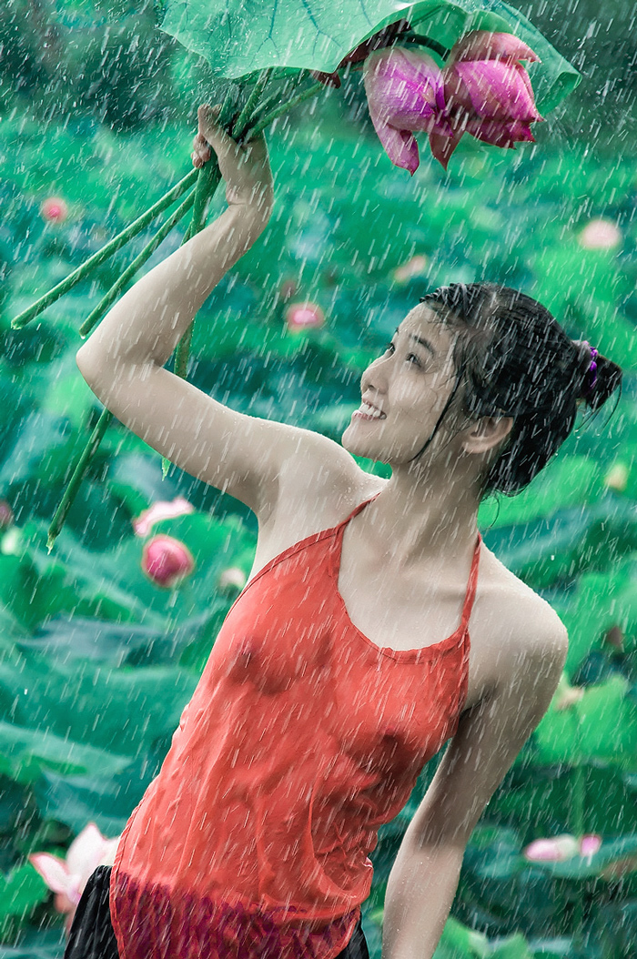 Как растения радуются дождю. Девушка под дождем. Девочка под дождем. Счастливая девушка под дождем. Радость под дождем.