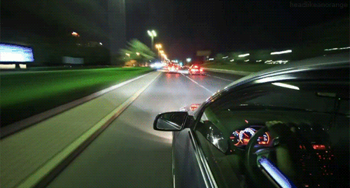 Фото Машина мчится по ночной дороге
