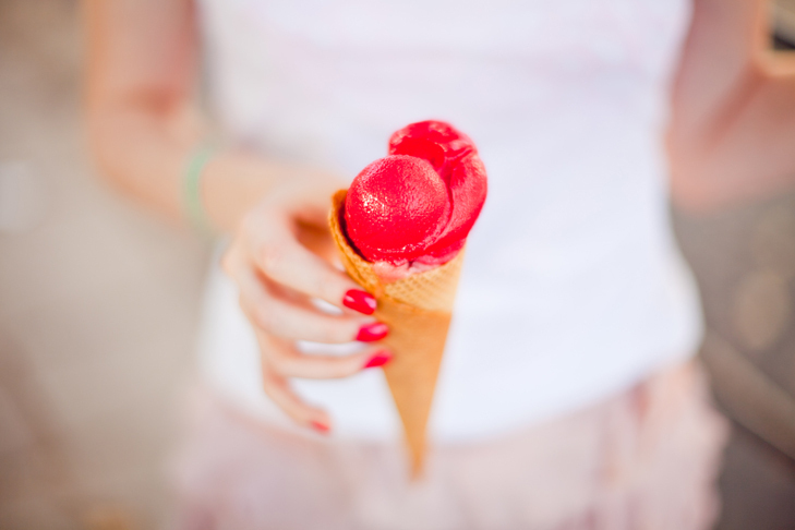 Фото Красное мороженое в руках девушки