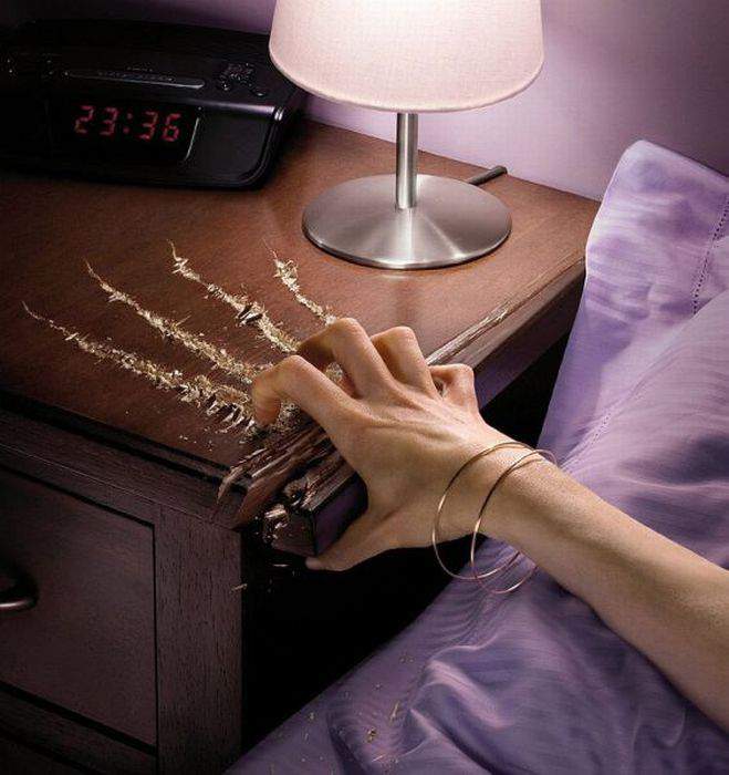 Фото Женская рука на постели , в порыве страсти , раздирающая ногтями поверхность тумбочки