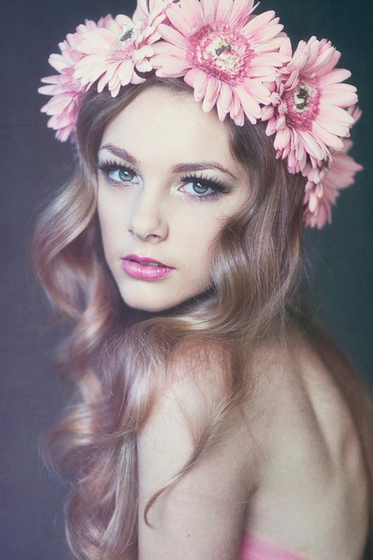 Девушка с цветком в волосах фото