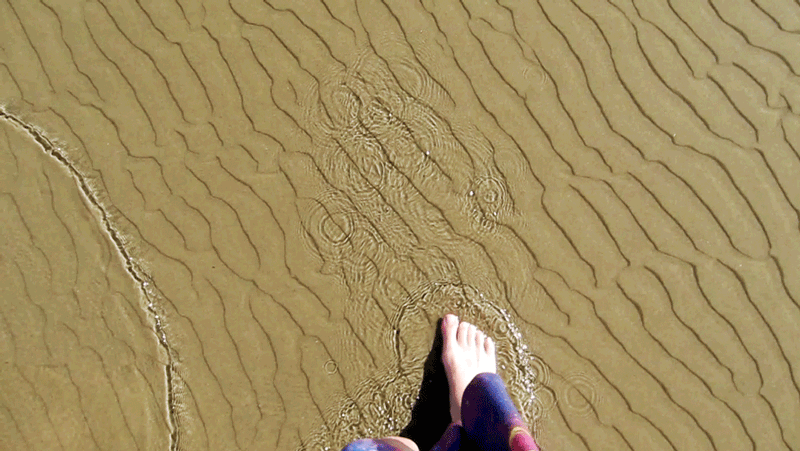 Фото Девушка гуляет по берегу моря