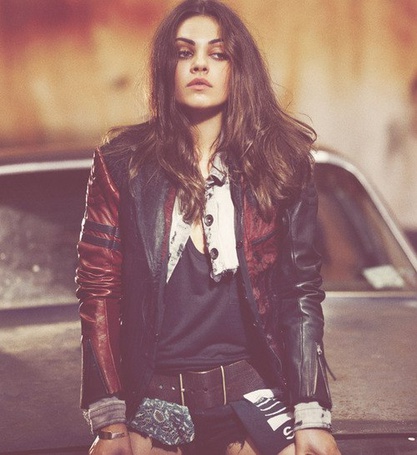 Фото Американская киноактриса украинского происхождения Мила Кунис / Mila Kunis стоит спиной к машине, фотограф Craig Mcdean / Крэйг МакДин
