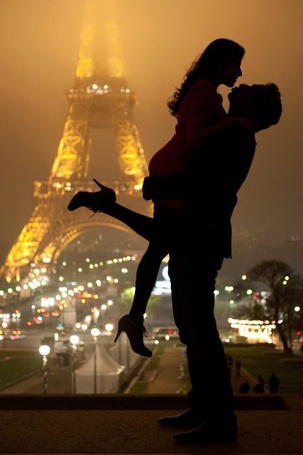 Фото Мужчина поднял девушку на фоне Эйфелевой башни / La tour Eiffel, Франция / France