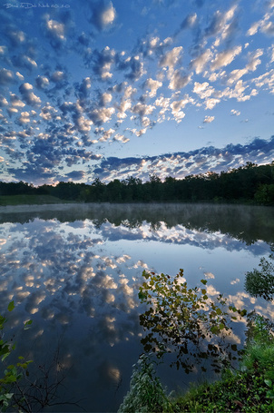 Отражение облаков в воде фото