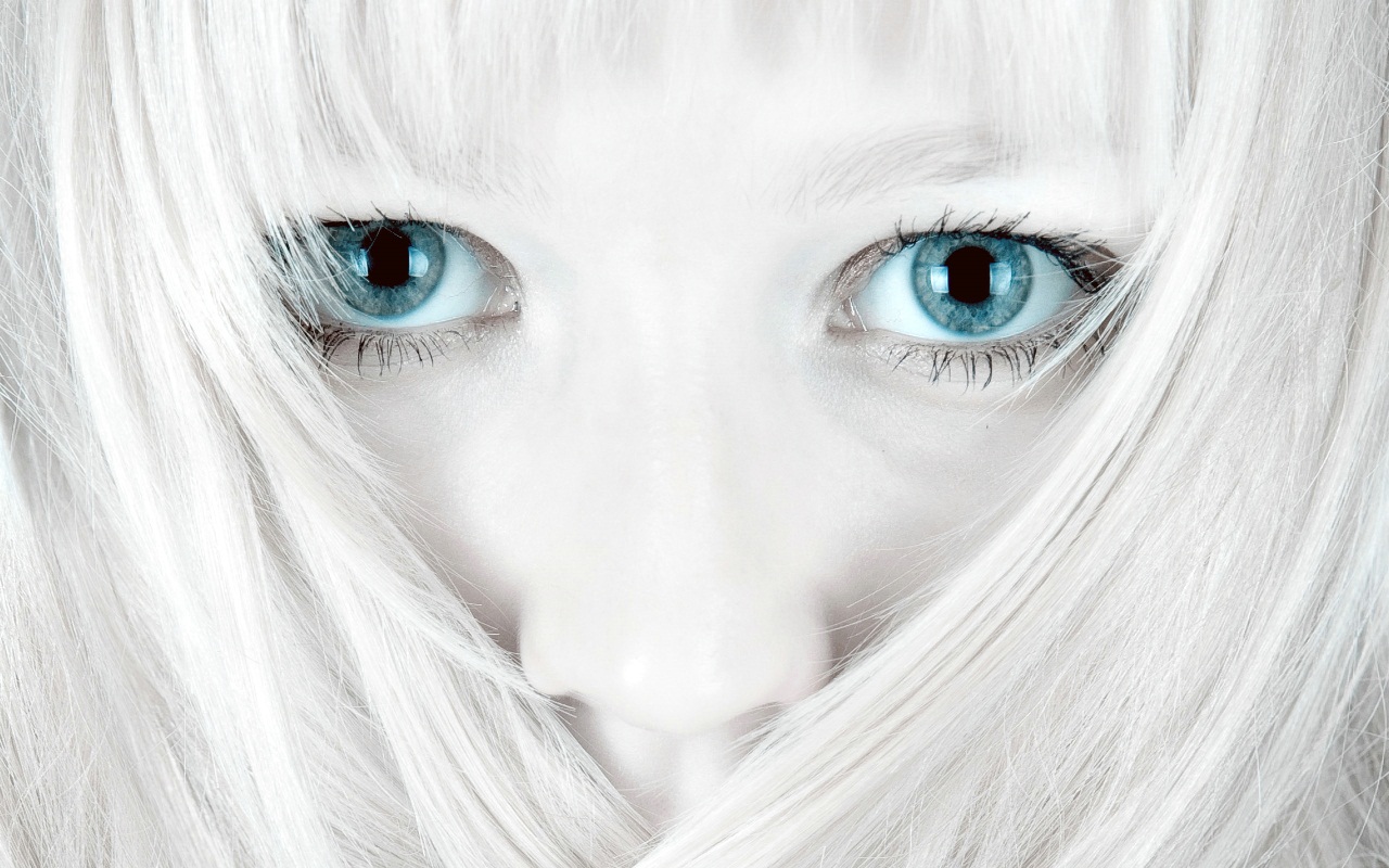 Девушка с самыми большими глазами в мире (9 фото)