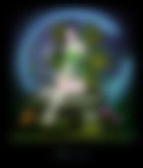 Фото Полуобнаженная девушка эльф, в зеленом одеянии, сидит на камне, на фоне полумесяца (Moon magic / Лунная магия)