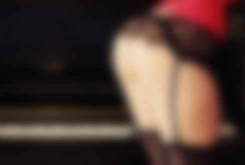 Фото Ножки и виднеющаяся попка танцующей девушки в красной юбке
