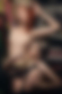 Фото Две голые девушки в тату и пирсингах