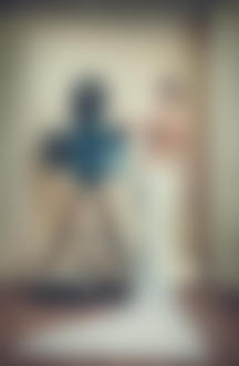 Фото Полуголая девушка в длиной юбке стоит у проектора