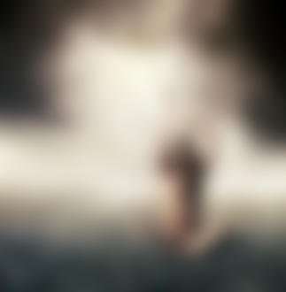 Фото Обнаженная девушка сидит на поляне отцветших одуванчиков с поднятыми руками, над которыми летит птица, на дальнем плане плывет акула, фантасмагория в фотографиях Miranda