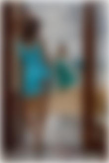 Фото Девушка стоит у открытой двери с видом на море, где стоит другая девушка, фотограф Арсений Глинский