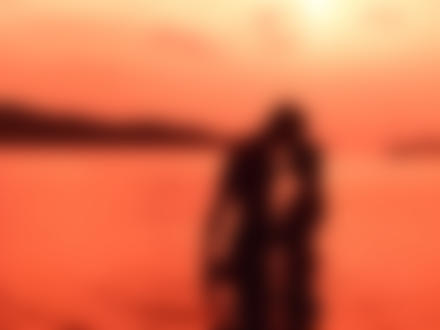 Фото Сладкая парочка в море на закате