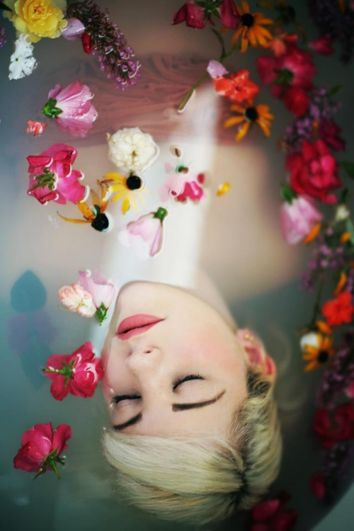 Фото Девушка лежит в воде с цветами
