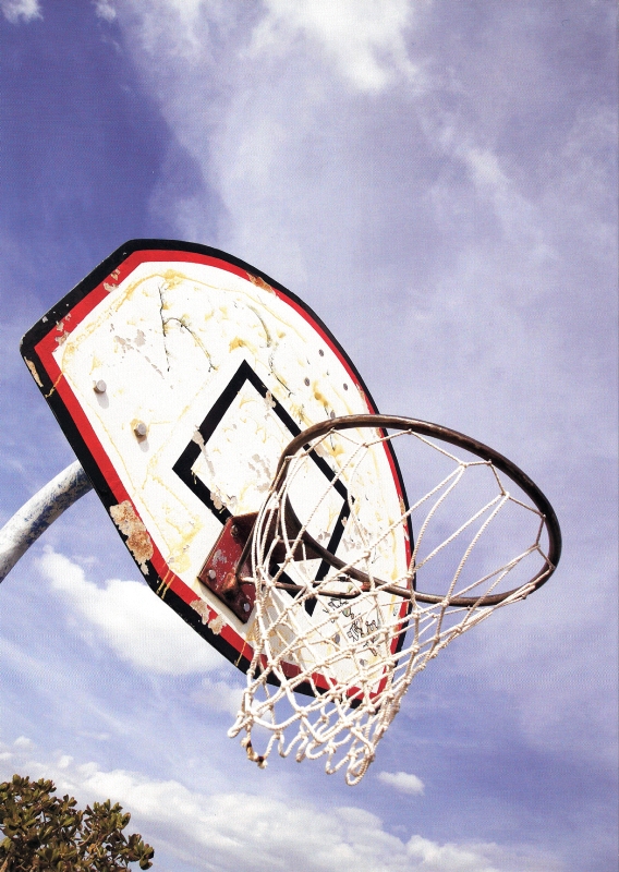 Фото Баскетбольное кольцо на фоне неба