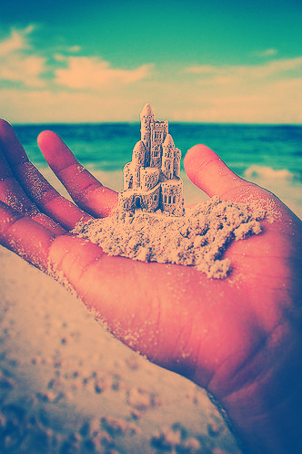 Фото Маленький песочный замок на руке