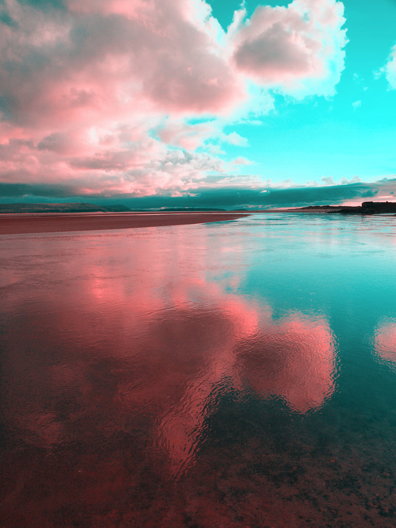 Фото Облака отражаются в воде розовым цветом