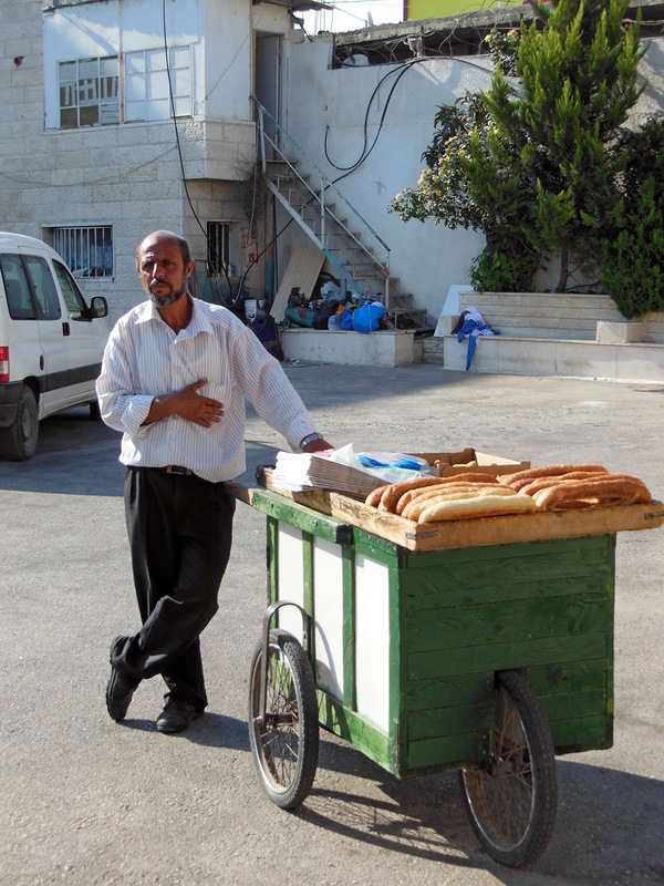 Фото Торговец газетами  и хлебом в Палестине / Palestine