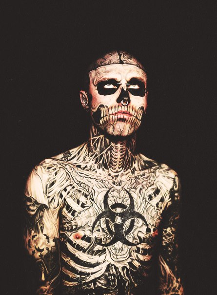 Фото Зомби Бой Рик Дженест / Zombie Boy Rick Genest на черном фоне смотрит вверх