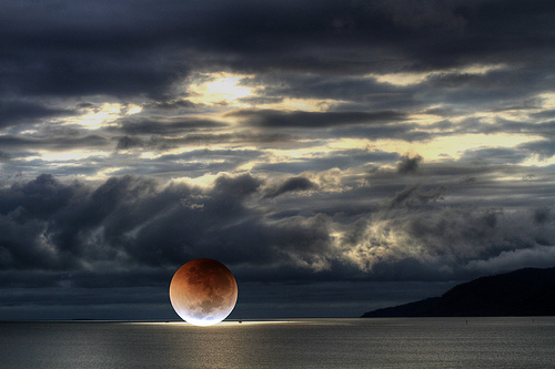 Фото Полная луна соприкасается с водой