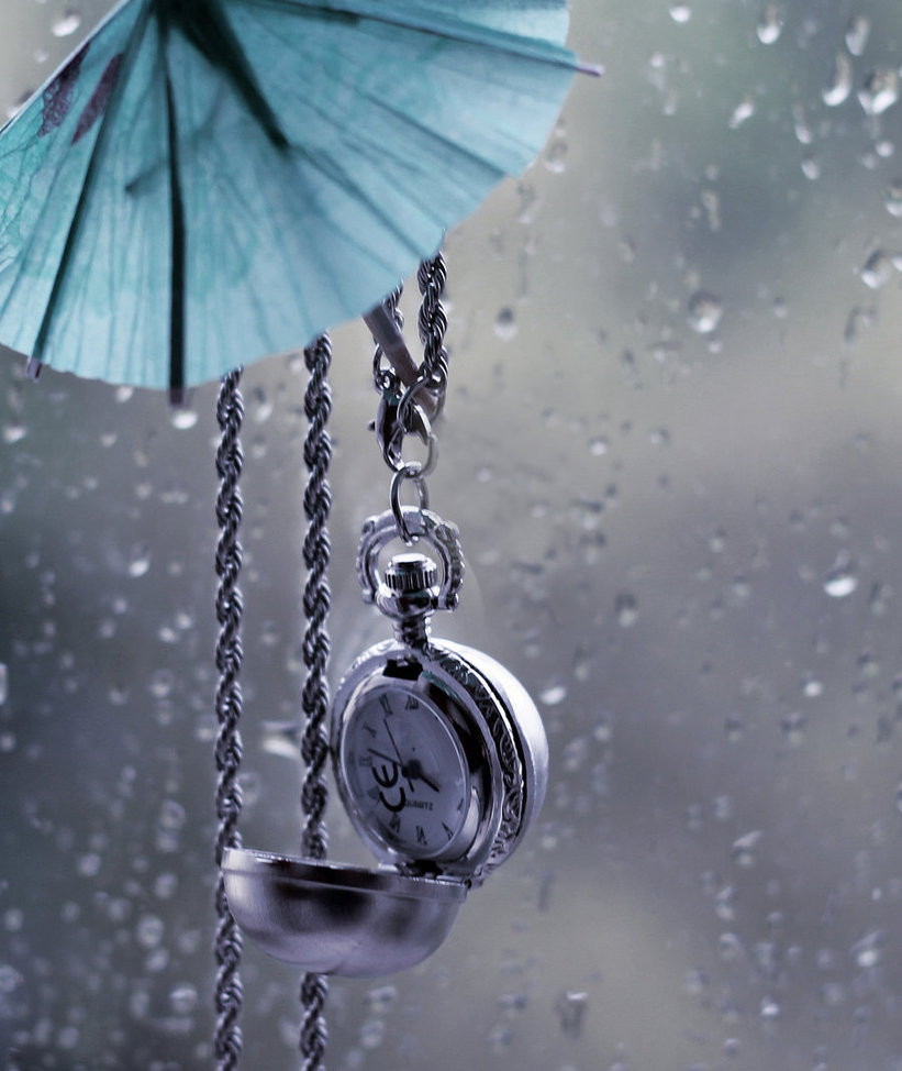 Фото Часы на цепочке под зонтиком  укрыты от дождя
