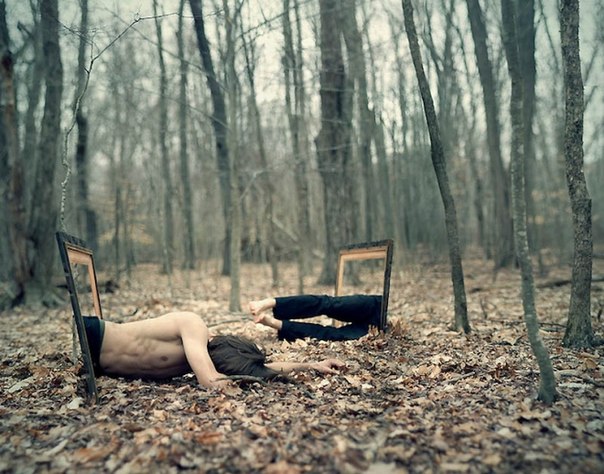 Фото Части тела парня высунуты из рамок в лесу