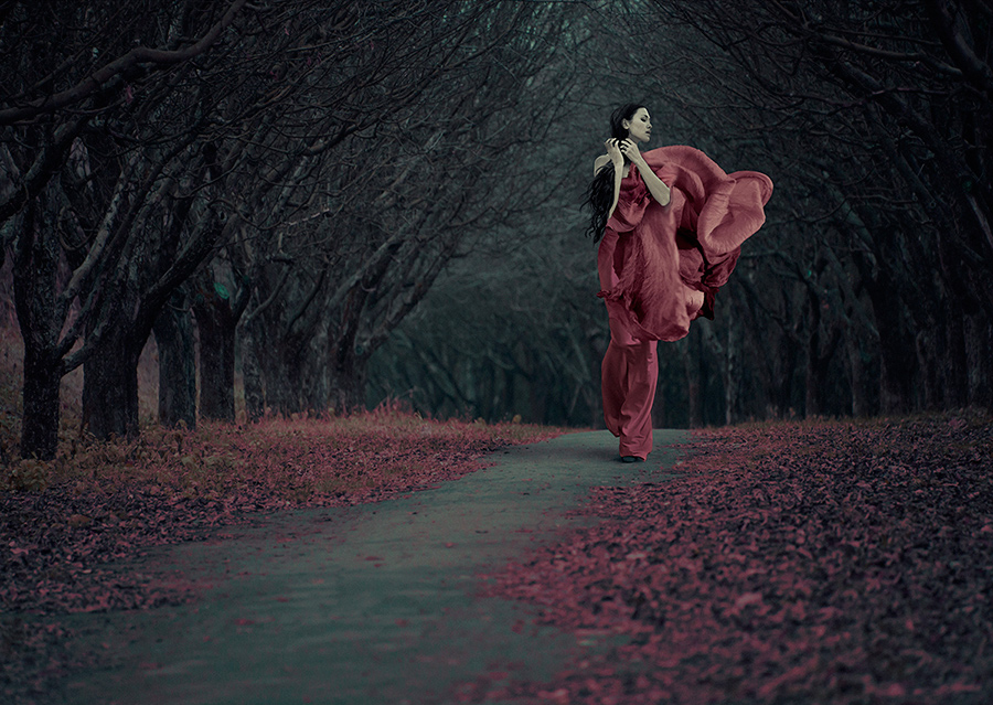 Фото Девушка в наброшенной легкой ткани под цвет листвы, которой покрыта земля по обе стороны дорожки, где растут деревья, работа фотографа KASSANDRA / ЕлкаВизерская