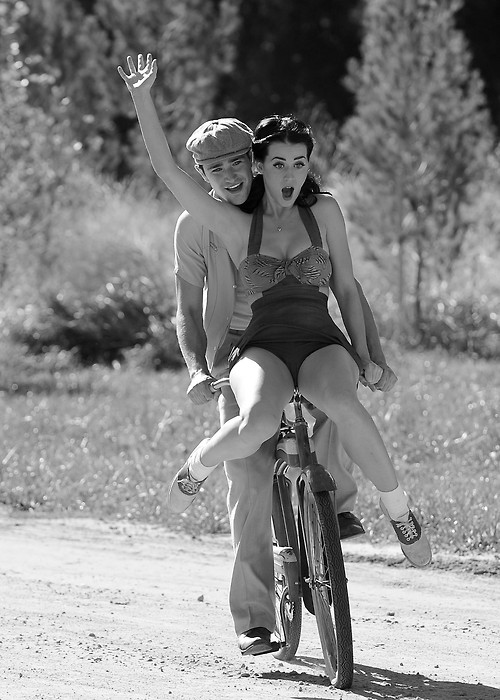 Фото Парень с девушкой на велосипеде