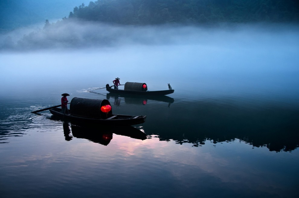 Фото Паромщики плывут по реке ранним утром, Китай / China, работа фотографа  Teng Hin Khoo