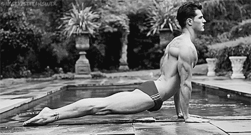 Фото Мужчина у бассейна занимается йогой