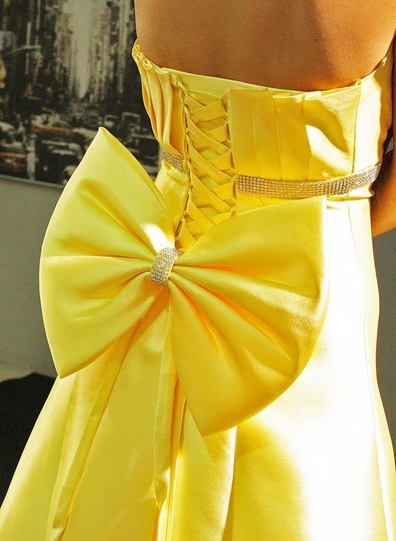 Платье бело желтое