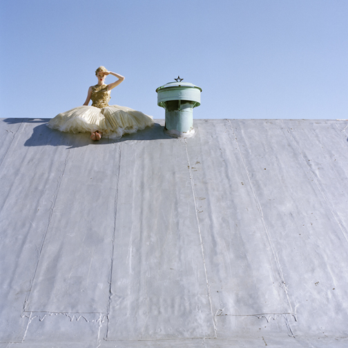 Фото Девушка в шикарном платье сидит на крыше, фотограф Родни Смит